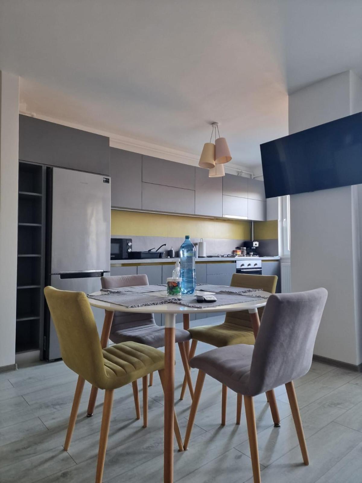 Gray Apartment Nearby Amethyst & Vivo Mall Floresti  Ngoại thất bức ảnh